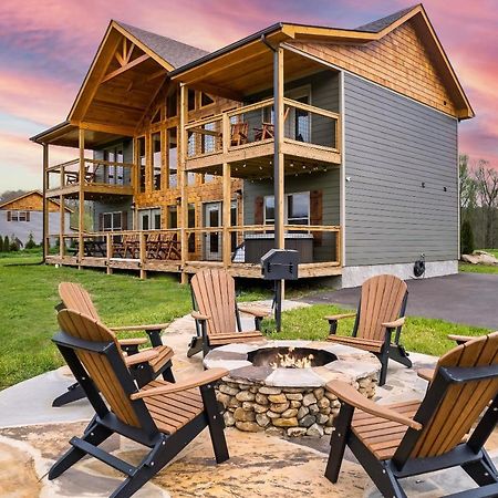 Pet Friendly+ Hot Tub + Fire Pit + Game Room Cosby Exterior photo