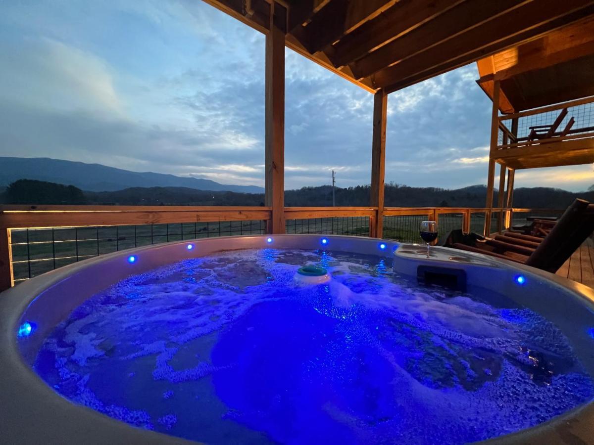 Pet Friendly+ Hot Tub + Fire Pit + Game Room Cosby Exterior photo