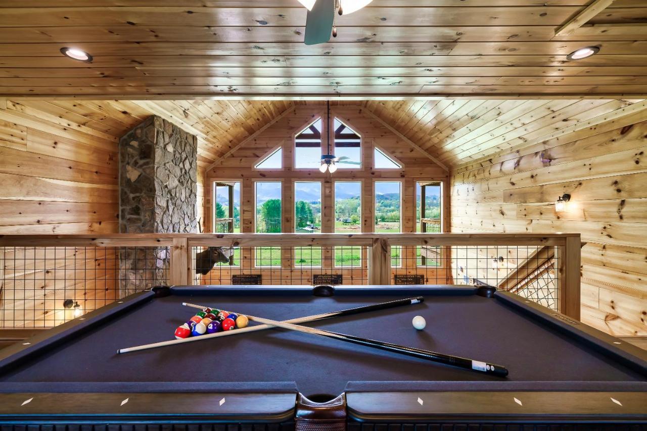 Pet Friendly+ Hot Tub + Fire Pit + Game Room Cosby Exterior photo