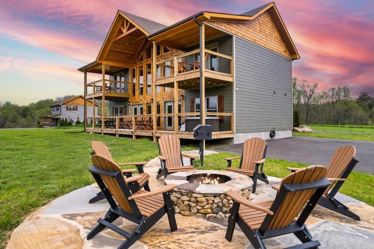 Pet Friendly+ Hot Tub + Fire Pit + Game Room Cosby Exterior photo