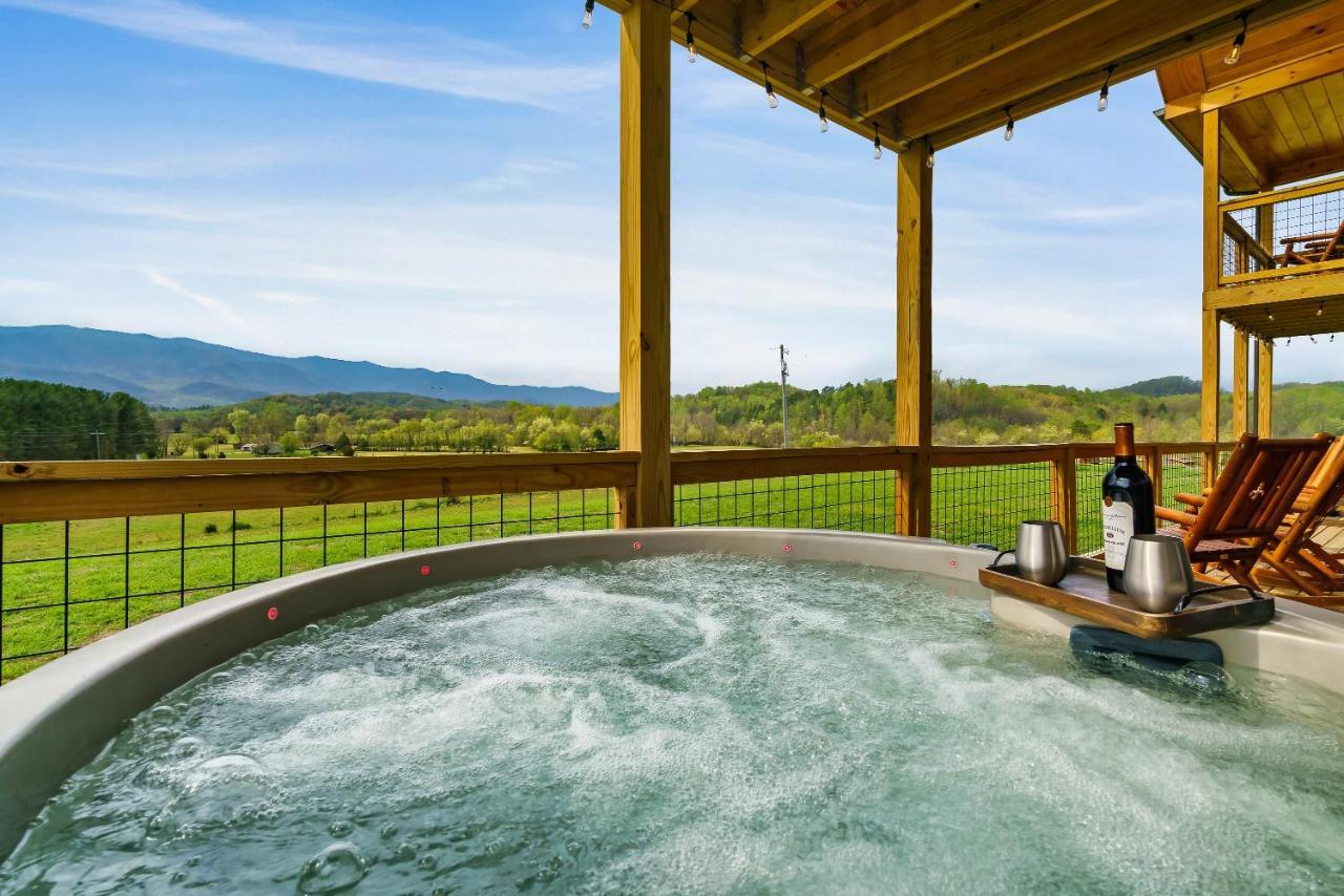 Pet Friendly+ Hot Tub + Fire Pit + Game Room Cosby Exterior photo